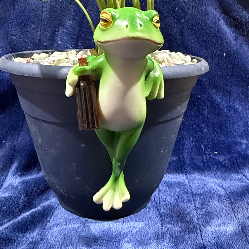 Green Frog Planter Hanger - Decorative Reptile-Themed Plant Accessory - Picture 2 of 4
